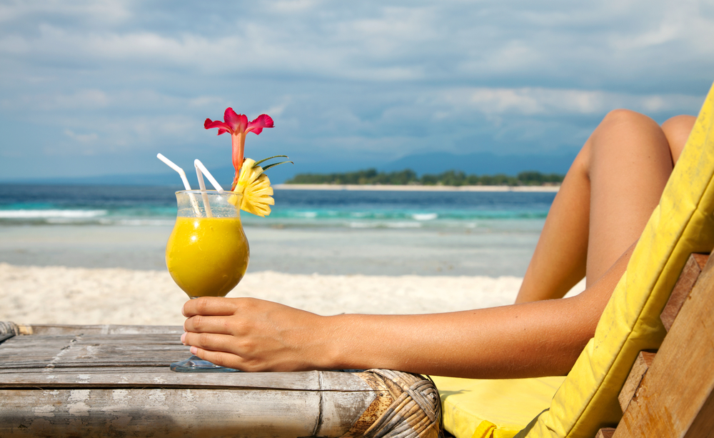 girlfriends-getaway-beach-drink