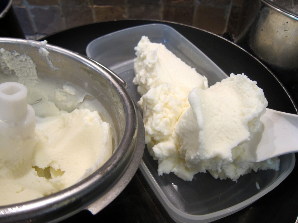 Freshly churned, the Fior di latte ice cream displays a light and pleasant consistency