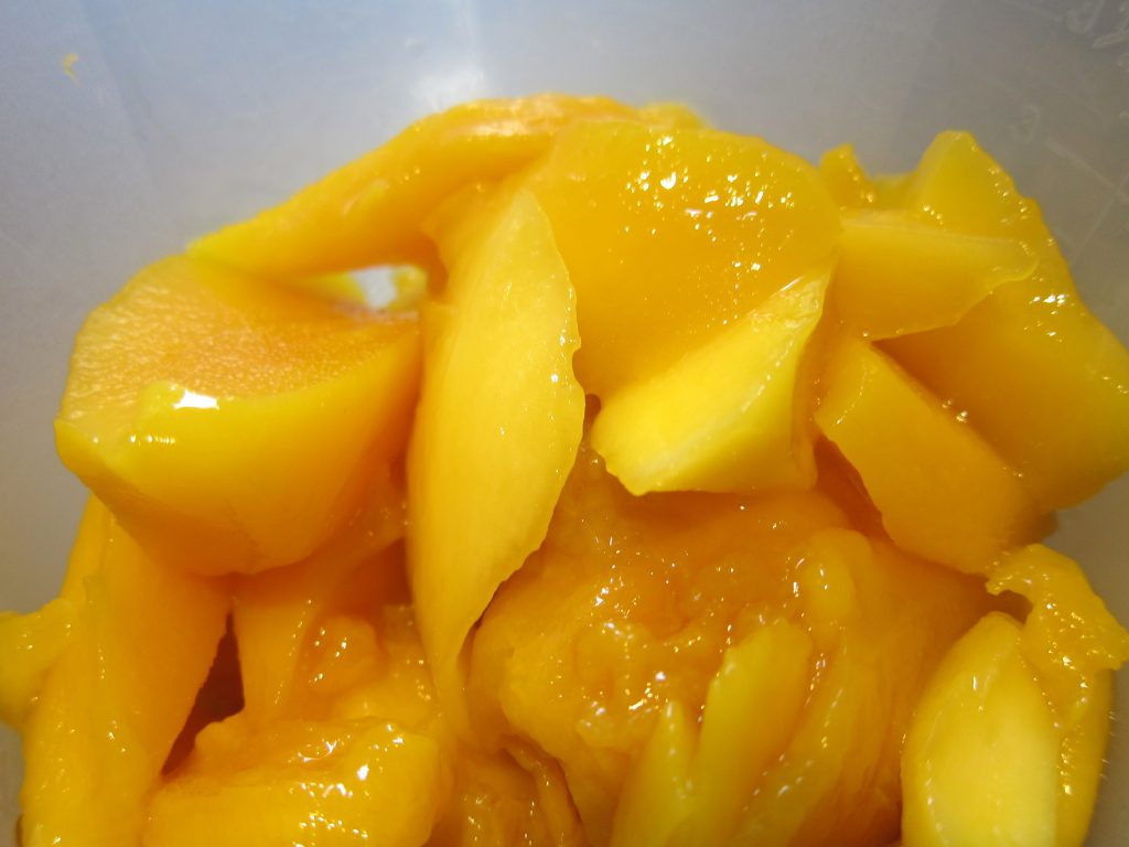 It is hard not to simply eat the mango as it is. Only with great self-restraint, I managed to purée these tasty slices.