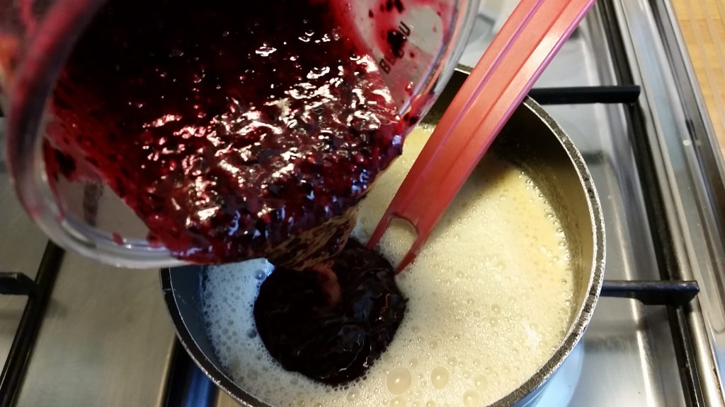 The blackcurrant purée goes into the custard base last ... to preserve some of the freshness of the fruit and avoid a total "jam flavour".