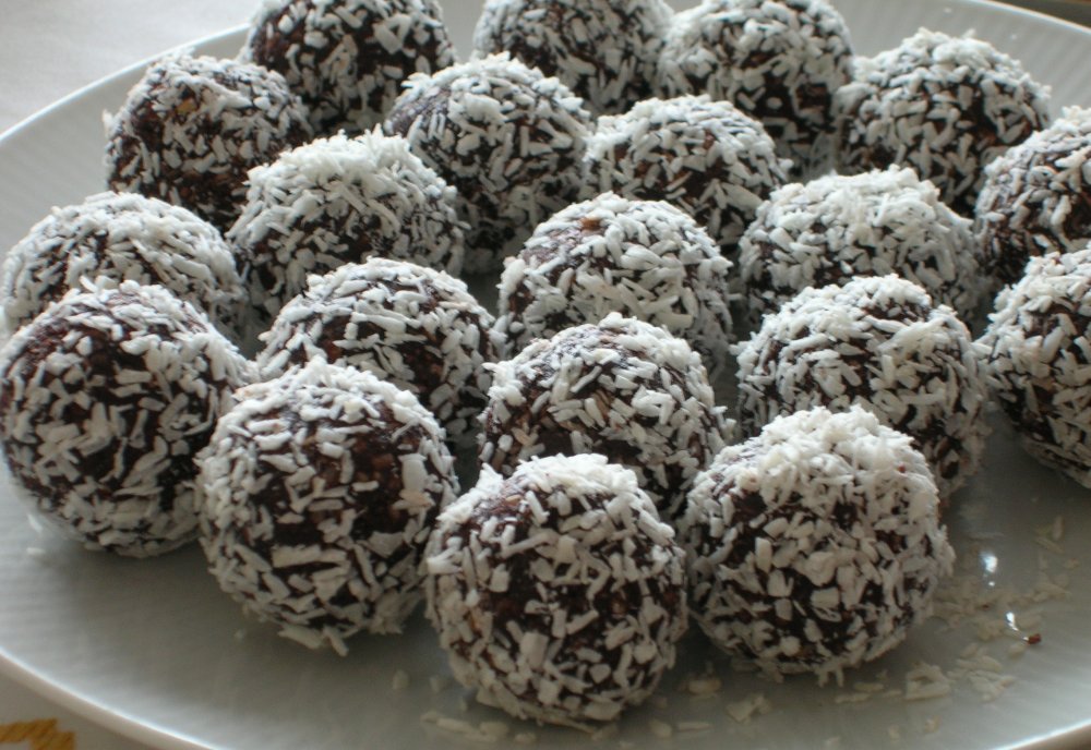 Chocolate balls ["Chokladbollar"] - one of the most beloved Swedish cold-mixed pastries. This version, with coconut shreds is probably the most popular variety. Another favourite uses nib sugar instead of the cocoa shreds.