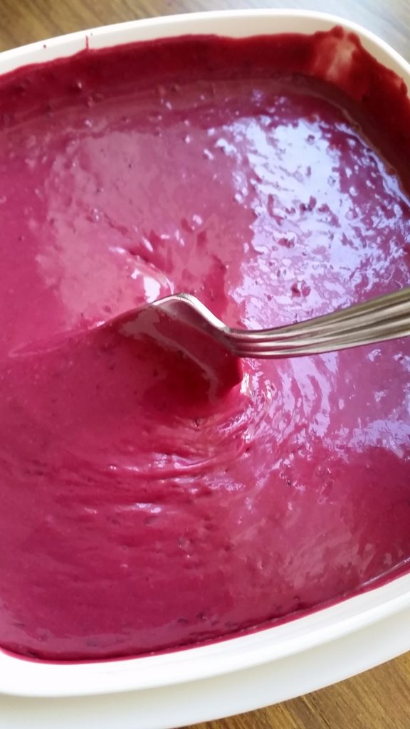 After about an hour or so in the freezer, the ice cream will have begun to freeze a little. Whisk around well with a fork and revisit every 30-45 minutes until the ice cream is finished = has a pleasant - but still a bit soft - ice cream consistency. Enjoy fresh, for maximum pleasure!
